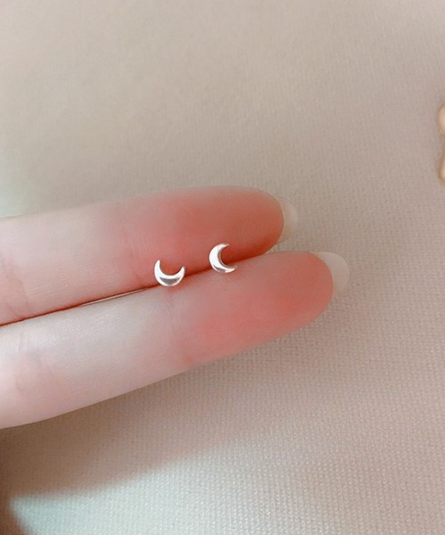 yu-ka(ユーカ)の「YU-KA:ミニムーン モチーフ スタッドピアス mini moon stud pierce(ピアス(両耳用)・レディース・シルバー/ゴールド・FREE)」の2枚目の写真