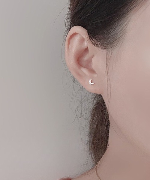 yu-ka(ユーカ)の「YU-KA:ミニムーン モチーフ スタッドピアス mini moon stud pierce(ピアス(両耳用)・レディース・シルバー/ゴールド・FREE)」の3枚目の写真