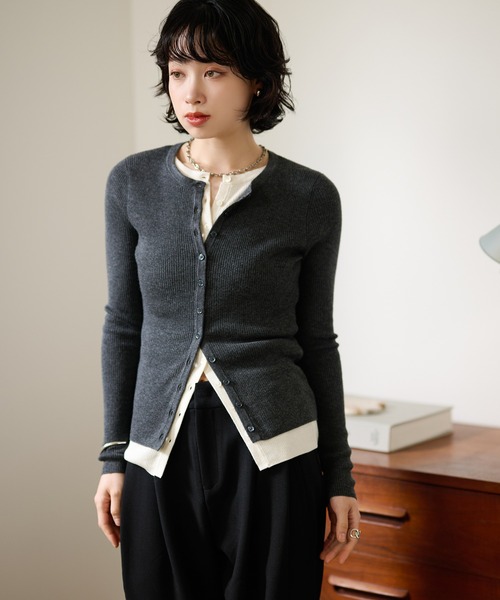 LAULEN(ローレン)の「bicolor layered knit cardigan /配色レイヤード長袖ニットカーディガン(カーディガン/ボレロ・レディース・ベージュ/ブラック/チャコールグレー/レッド・FREE)」の3枚目の写真
