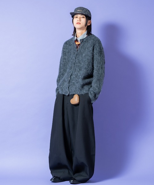 a.p.o.v.(エーピーオービー)の「a.p.o.v. モヘアタッチファーニットオーバーサイズ刻印メタルボタンクルーネックカーディガン(カーディガン/ボレロ・メンズ・ブラウン/グレー・ONESIZE)」の4枚目の写真