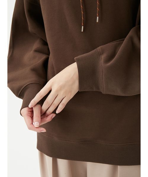 Mila Owen（ミラオーウェン）の「フォルムスリーブ裏起毛フーディー（パーカー・レディース・ブラウン/レッド/ホワイト・F）」の9枚目の写真