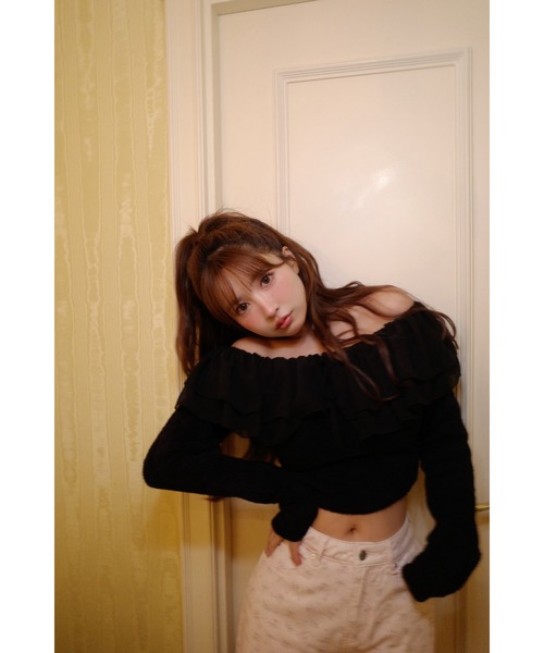 MISTREASS(ミストレアス)の「Double Raffle Off Shoulder Knit Top(ニット/セーター・レディース・ブラック/ベージュ・FREE)」の2枚目の写真