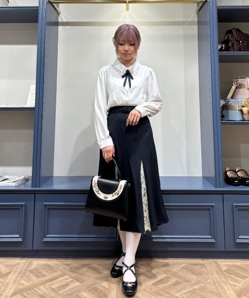 an another angelus（アンアナザーアンジェラス）の「レース切替ナロースカート/fint フィント（スカート・レディース・ネイビー/ラベンダー・FREE）」の3枚目の写真