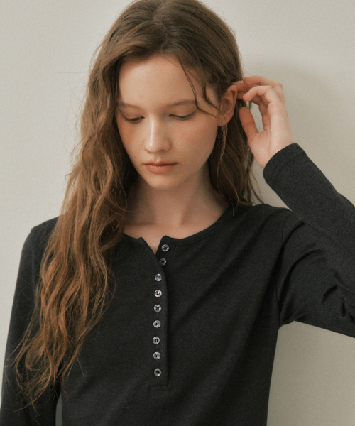 WEDNESDAYOASISFORWOMEN（ウェンズデー オアシス フォー ウーマン）の「ハグムード ヘンリーネック ロングスリーブ_CHARCOAL(W25-TP42)（Tシャツ/カットソー・レディース・チャコール・OS）」の2枚目の写真