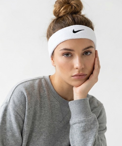 NIKE(ナイキ)の「【NIKE/ナイキ】ナイキ スウッシュ クラシック ヘッドバンド(ヘアバンド・メンズ・ホワイト/ブラック/ネイビー/グレー/レッド/ブルー/グリーン系その他/バーガンディー・FREE)」の2枚目の写真