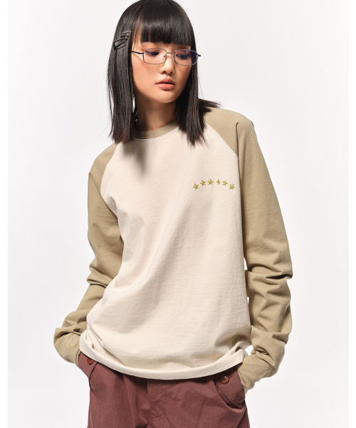 BLUESUNFLOWER（ブルーサンフラワー）の「エッセンシャルシグネチャー刺繍ラグラン長袖Tシャツ[オリーブ]（Tシャツ/カットソー・レディース・その他・MEDIUM/LARGE）」の8枚目の写真