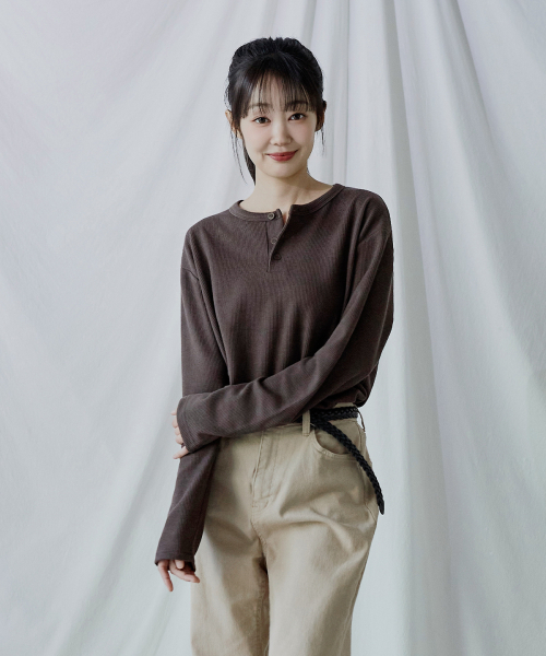 POLYGRAM(ポリグラム)の「リブセミクロップヘンリーネックロングスリーブ - 5COLOR(Tシャツ/カットソー・レディース・ブラック/ブラウン/アイボリー/サンドベージュ/チャコール・MEDIUM/LARGE/X-LARGE)」の10枚目の写真