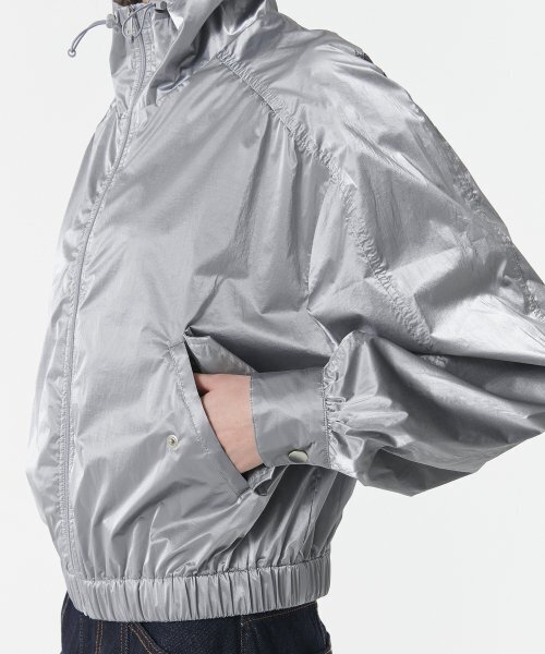 MUSINSA STANDARD WOMAN（ムシンサスタンダードウーマン）の「ウィメンズシャイニーウィンドブレーカージャケット[シルバー]（ナイロンジャケット・レディース・その他・L/M/S）」の7枚目の写真