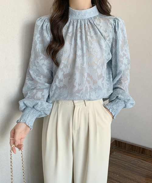 SEU(エスイーユー)の「ジャガードフラワーバルーンスリーブブラウス 長袖 秋服 オフィスカジュアル きれいめカジュアル レディース韓国(シャツ/ブラウス・レディース・ベージュ/ピンク/ブラック/ブルー/グレー・フリー)」の4枚目の写真