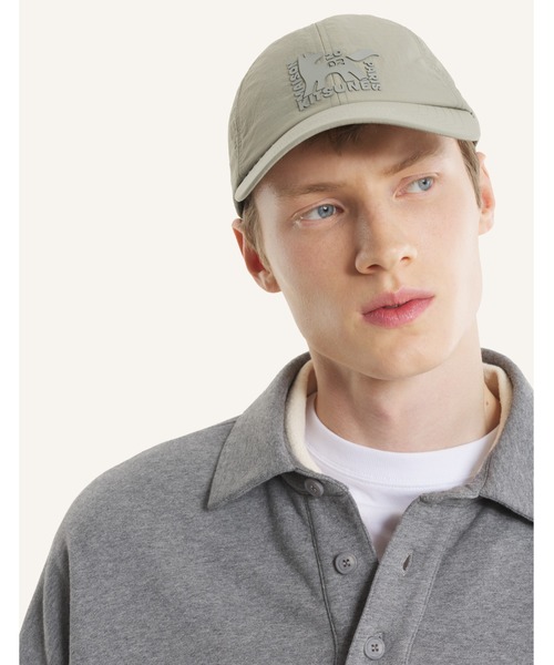 Maison Kitsune(メゾンキツネ)の「GALLERY FOX NYLON CAP(キャップ・メンズ・ライトオリーブ・U)」の6枚目の写真