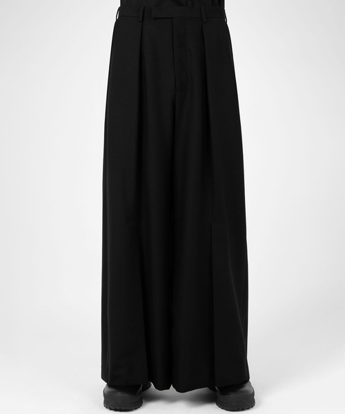 LAD MUSICIAN（ラッドミュージシャン）の「WOOL GABARDINE FRONT VENTS PANTS（スラックス・メンズ・ブラック・46/44/42）」の2枚目の写真