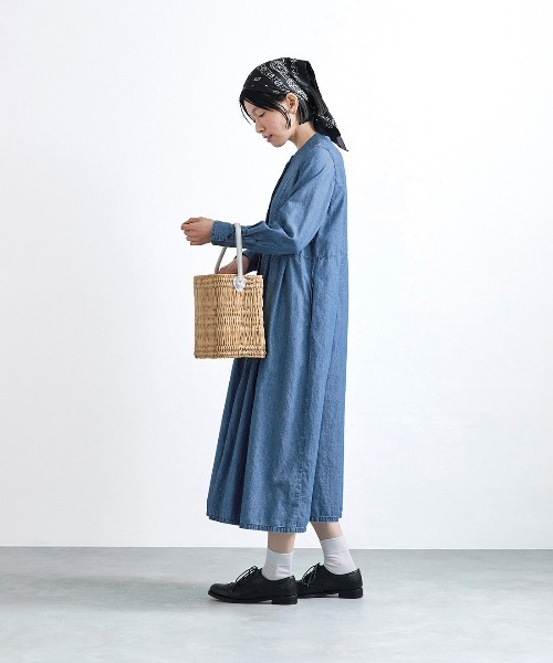 Sunny clouds(サニークラウズ)の「サニークラウズ ブザムが長いデニムワンピース〈レディース〉(ワンピース・レディース・ライトインディゴブルー・M/L/LL/3L/MP)」の2枚目の写真