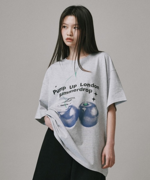 Vini（ヴィニ）の「ブルーチェリー半袖Tシャツ（Tシャツ/カットソー・レディース・ブラック/ピンク/ホワイト/グレー・SMALL/MEDIUM/LARGE）」の3枚目の写真