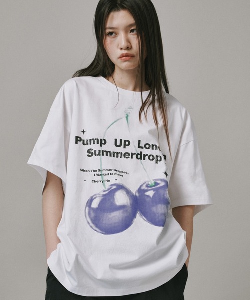 Vini（ヴィニ）の「ブルーチェリー半袖Tシャツ（Tシャツ/カットソー・レディース・ブラック/ピンク/ホワイト/グレー・SMALL/MEDIUM/LARGE）」の2枚目の写真