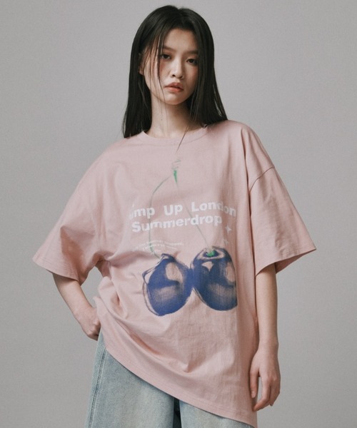 Vini（ヴィニ）の「ブルーチェリー半袖Tシャツ（Tシャツ/カットソー・レディース・ブラック/ピンク/ホワイト/グレー・SMALL/MEDIUM/LARGE）」の4枚目の写真