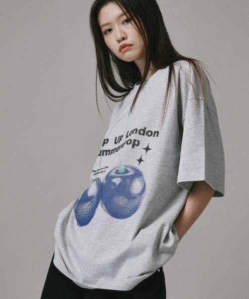 Vini（ヴィニ）の「ブルーチェリー半袖Tシャツ（Tシャツ/カットソー・レディース・ブラック/ピンク/ホワイト/グレー・SMALL/MEDIUM/LARGE）」の11枚目の写真