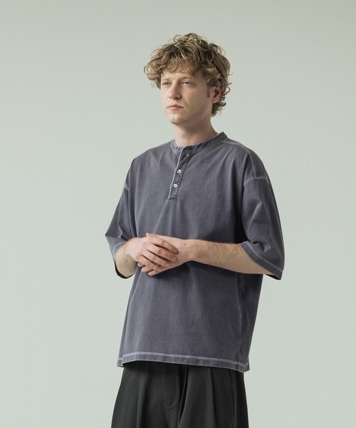 SLICK（スリック）の「【SLICK/スリック】Pigment Dye Henley Neck T-Shirt/ピグメントダイ ヘンリーネックTシャツ（Tシャツ/カットソー・メンズ・パープル/ライトグレー/ブラック・2/1/3）」の3枚目の写真