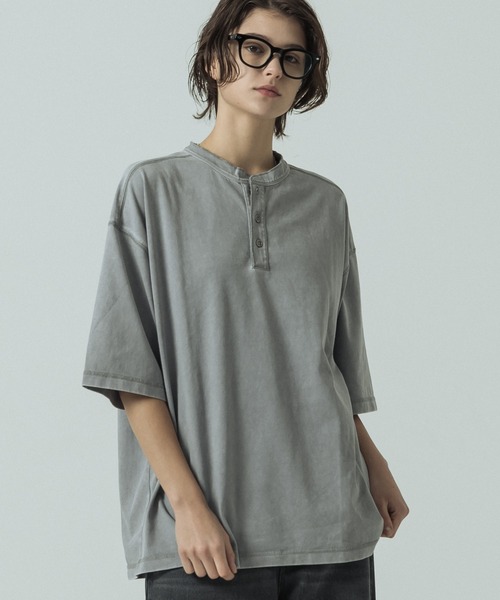 SLICK（スリック）の「【SLICK/スリック】Pigment Dye Henley Neck T-Shirt/ピグメントダイ ヘンリーネックTシャツ（Tシャツ/カットソー・メンズ・パープル/ライトグレー/ブラック・2/1/3）」の2枚目の写真