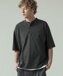 SLICK（スリック）の「【SLICK/スリック】Pigment Dye Henley Neck T-Shirt/ピグメントダイ ヘンリーネックTシャツ（Tシャツ/カットソー・メンズ）」