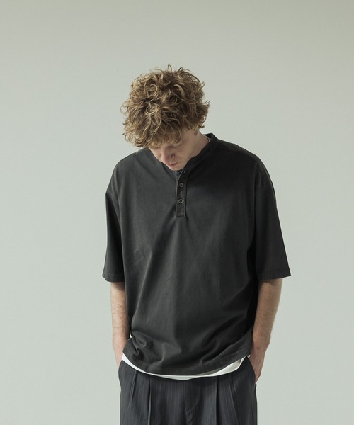 SLICK（スリック）の「【SLICK/スリック】Pigment Dye Henley Neck T-Shirt/ピグメントダイ ヘンリーネックTシャツ（Tシャツ/カットソー・メンズ・パープル/ライトグレー/ブラック・2/1/3）」の5枚目の写真
