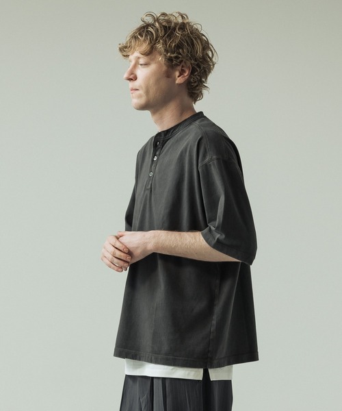 SLICK（スリック）の「【SLICK/スリック】Pigment Dye Henley Neck T-Shirt/ピグメントダイ ヘンリーネックTシャツ（Tシャツ/カットソー・メンズ・パープル/ライトグレー/ブラック・2/1/3）」の6枚目の写真