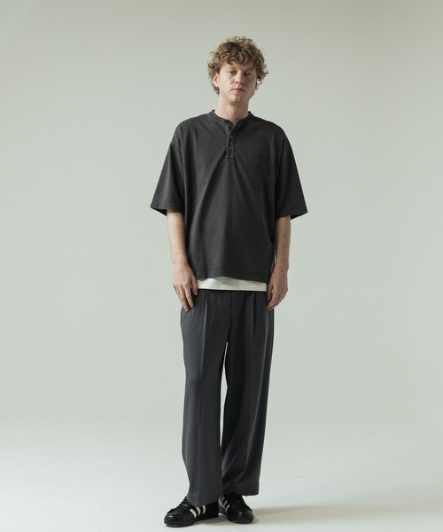 SLICK（スリック）の「【SLICK/スリック】Pigment Dye Henley Neck T-Shirt/ピグメントダイ ヘンリーネックTシャツ（Tシャツ/カットソー・メンズ・パープル/ライトグレー/ブラック・2/1/3）」の8枚目の写真