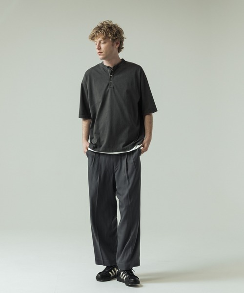 SLICK（スリック）の「【SLICK/スリック】Pigment Dye Henley Neck T-Shirt/ピグメントダイ ヘンリーネックTシャツ（Tシャツ/カットソー・メンズ・パープル/ライトグレー/ブラック・2/1/3）」の9枚目の写真