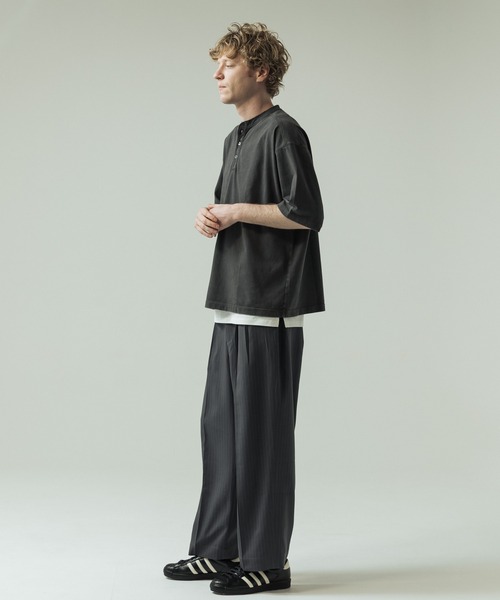 SLICK（スリック）の「【SLICK/スリック】Pigment Dye Henley Neck T-Shirt/ピグメントダイ ヘンリーネックTシャツ（Tシャツ/カットソー・メンズ・パープル/ライトグレー/ブラック・2/1/3）」の10枚目の写真