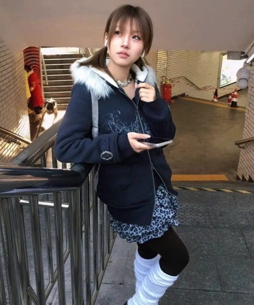 Alvia(アルビア)の「ファー付きY2K裏起毛パーカー(パーカー・レディース・ブラック・M)」の3枚目の写真
