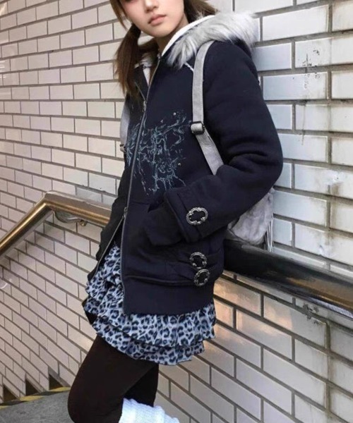 Alvia(アルビア)の「ファー付きY2K裏起毛パーカー(パーカー・レディース・ブラック・M)」の5枚目の写真