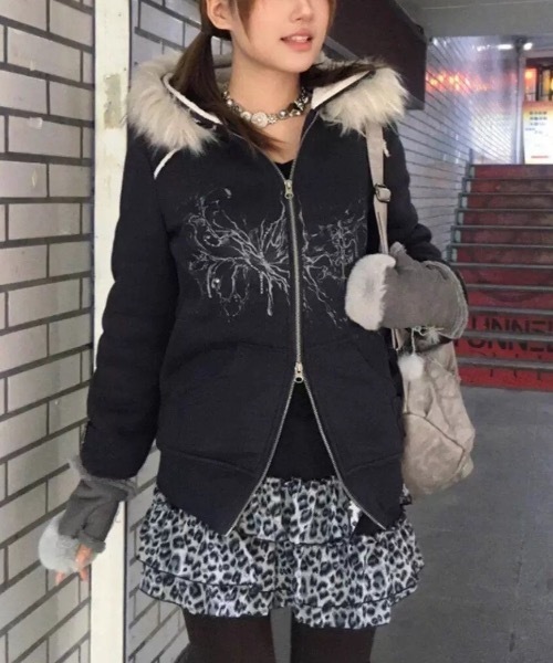 Alvia(アルビア)の「ファー付きY2K裏起毛パーカー(パーカー・レディース・ブラック・M)」の4枚目の写真