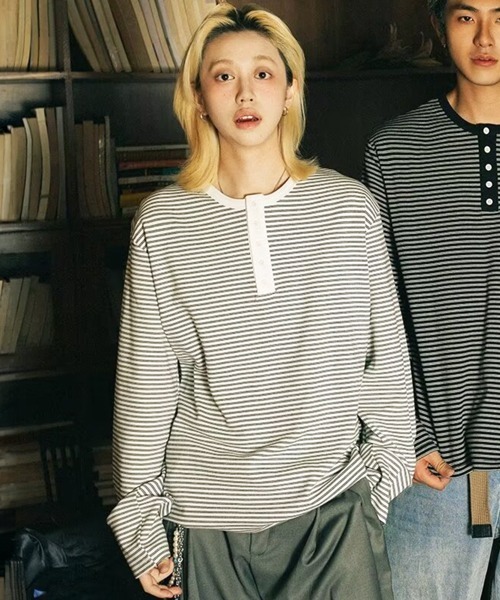 NOWLE(ノウル)の「【NOWLE】5ボタン ヘンリーネック ボーダー ヘンリーネック 長袖 Tシャツ / ルーズシルエット(Tシャツ/カットソー・メンズ・グレー/ブラック/ホワイト・X-LARGE/LARGE/MEDIUM/SMALL)」の2枚目の写真