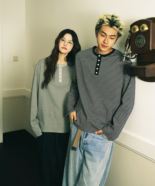 NOWLE(ノウル)の「【NOWLE】5ボタン ヘンリーネック ボーダー ヘンリーネック 長袖 Tシャツ / ルーズシルエット(Tシャツ/カットソー・メンズ・グレー/ブラック/ホワイト・X-LARGE/LARGE/MEDIUM/SMALL)」の13枚目の写真