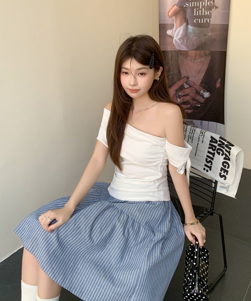 at12:03(アットイチニーゼロサン)の「アシンメトリー ワンショル ギャザー シャーリング サテンリボン トップス(Tシャツ/カットソー・レディース・ホワイト/ネイビー/ブラック・M)」の15枚目の写真