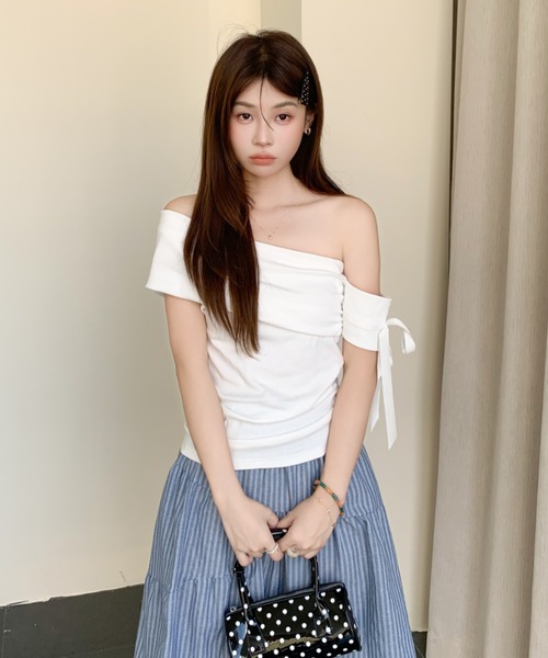 at12:03(アットイチニーゼロサン)の「アシンメトリー ワンショル ギャザー シャーリング サテンリボン トップス(Tシャツ/カットソー・レディース・ホワイト/ネイビー/ブラック・M)」の12枚目の写真
