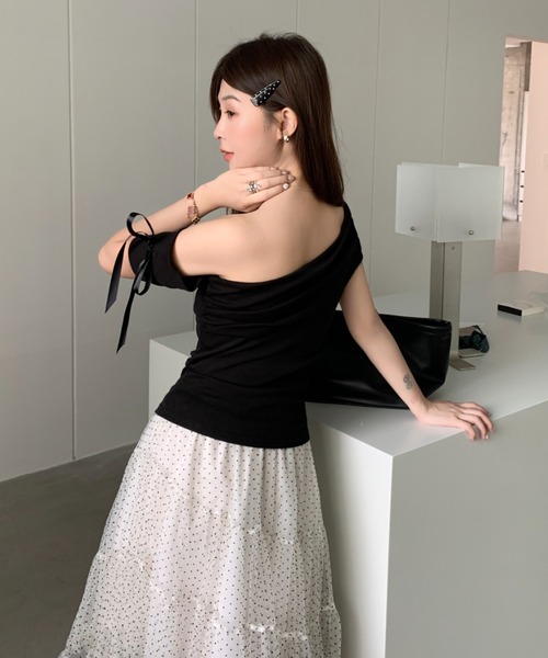 at12:03(アットイチニーゼロサン)の「アシンメトリー ワンショル ギャザー シャーリング サテンリボン トップス(Tシャツ/カットソー・レディース・ホワイト/ネイビー/ブラック・M)」の5枚目の写真