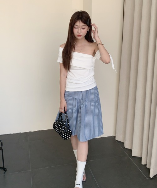 at12:03(アットイチニーゼロサン)の「アシンメトリー ワンショル ギャザー シャーリング サテンリボン トップス(Tシャツ/カットソー・レディース・ホワイト/ネイビー/ブラック・M)」の18枚目の写真