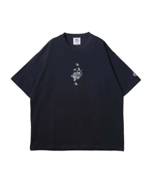 Import & Select(インポートアンドセレクト)の「【YOIDORE】 四六時中酒 フォトプリントTEE(Tシャツ/カットソー・メンズ・ネイビー/ホワイト/ブラック・2/3)」の8枚目の写真