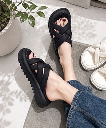 シンプルで合わせやすい夏の定番サンダル クロスデザインサンダル