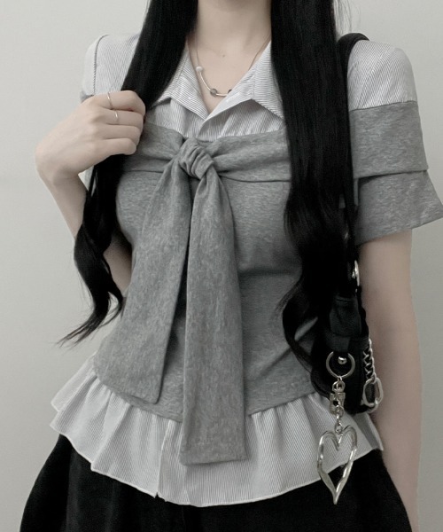 Emilie(エミリー)の「ストライプシャツドッキング オフショルダー風 半袖トップス(シャツ/ブラウス・レディース・グレー/ブラック・FREE)」の2枚目の写真