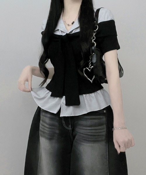 Emilie(エミリー)の「ストライプシャツドッキング オフショルダー風 半袖トップス(シャツ/ブラウス・レディース・グレー/ブラック・FREE)」の1枚目の写真