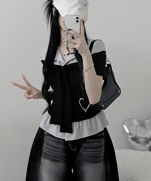 Emilie(エミリー)の「ストライプシャツドッキング オフショルダー風 半袖トップス(シャツ/ブラウス・レディース・グレー/ブラック・FREE)」の3枚目の写真