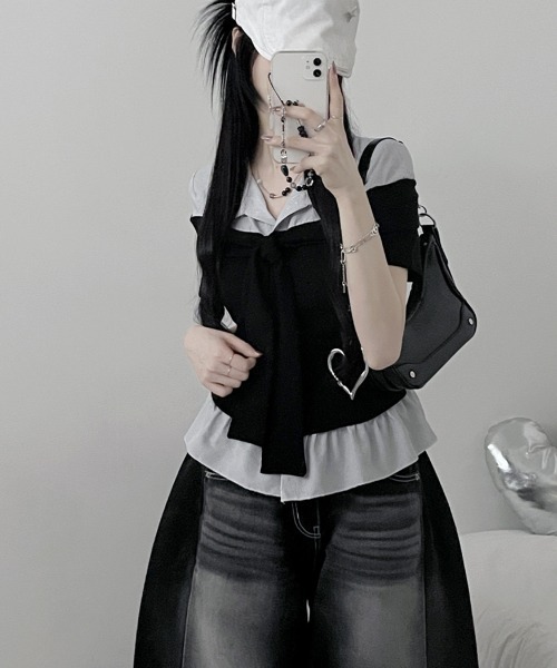 Emilie(エミリー)の「ストライプシャツドッキング オフショルダー風 半袖トップス(シャツ/ブラウス・レディース・グレー/ブラック・FREE)」の4枚目の写真