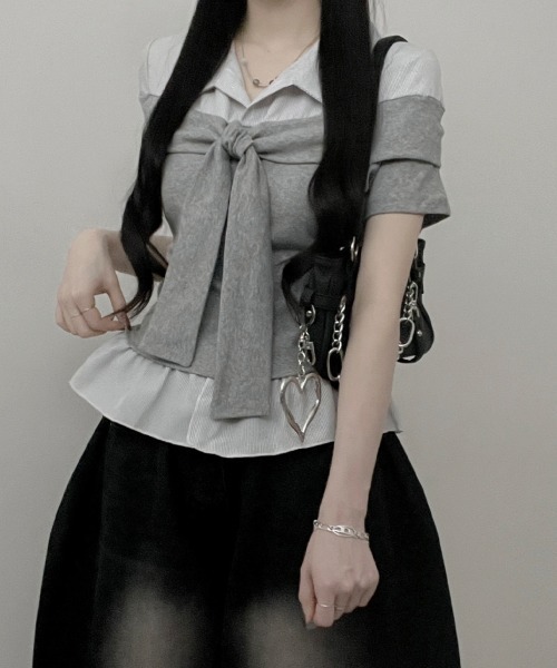 Emilie(エミリー)の「ストライプシャツドッキング オフショルダー風 半袖トップス(シャツ/ブラウス・レディース・グレー/ブラック・FREE)」の6枚目の写真