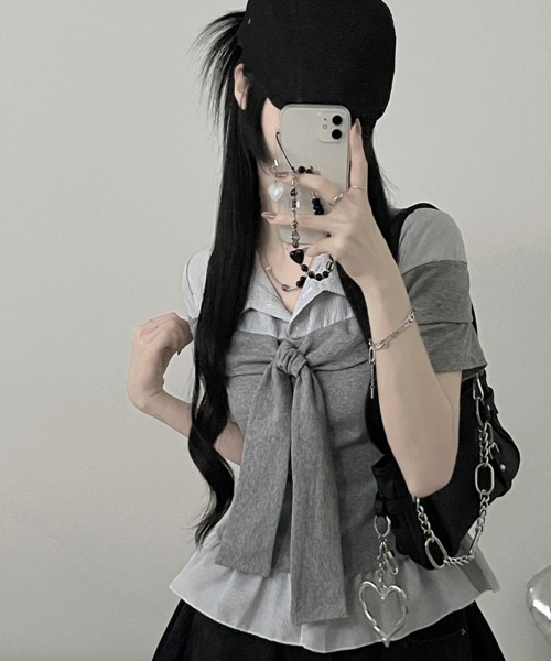 Emilie(エミリー)の「ストライプシャツドッキング オフショルダー風 半袖トップス(シャツ/ブラウス・レディース・グレー/ブラック・FREE)」の9枚目の写真