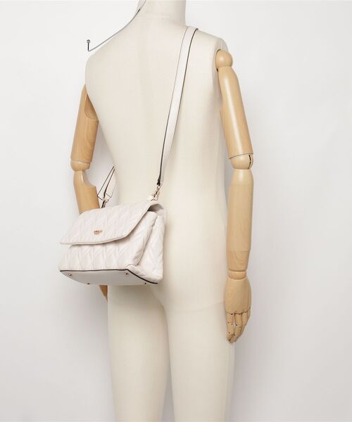 MAXINE Flap Crossbody ショルダーバッグ | GUESS(ゲス) JAPAN 公式