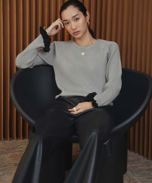 ELFRANK(エルフランク)の「【2026AW】バイカラー袖口フリルリブニットプルオーバー(ニット/セーター・レディース・グレー/ブラック/モカ・L/M)」の3枚目の写真