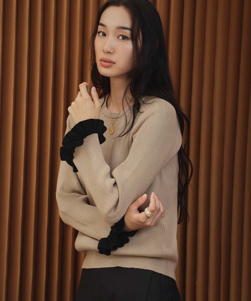 ELFRANK(エルフランク)の「【2026AW】バイカラー袖口フリルリブニットプルオーバー(ニット/セーター・レディース・グレー/ブラック/モカ・L/M)」の1枚目の写真