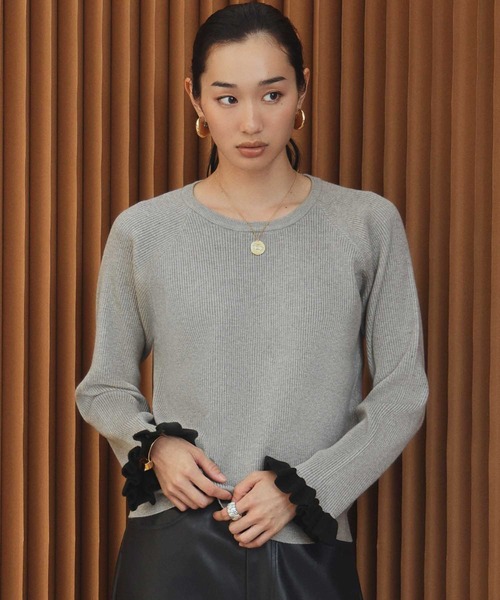 ELFRANK(エルフランク)の「【2026AW】バイカラー袖口フリルリブニットプルオーバー(ニット/セーター・レディース・グレー/ブラック/モカ・L/M)」の8枚目の写真