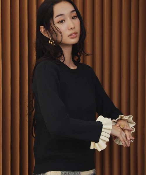 ELFRANK(エルフランク)の「【2026AW】バイカラー袖口フリルリブニットプルオーバー(ニット/セーター・レディース・グレー/ブラック/モカ・L/M)」の11枚目の写真